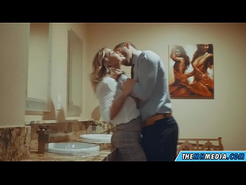 ❤️ Kana blonde ine busty inokukwezvera muchimbuzi cheveruzhinji ❤ ️❤